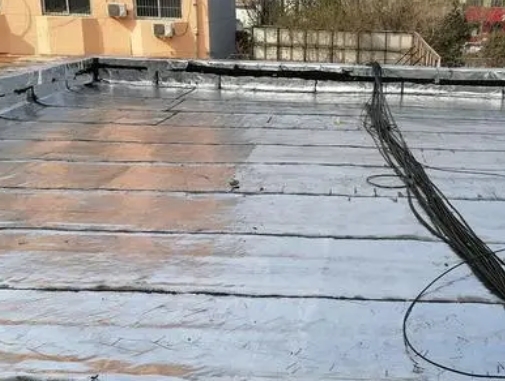 百色市卫生间漏水维修公司分享下百色市屋面楼顶防水刚性防水层施工要点。